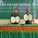 Wakil Rektor III USK Prof Mustanir dan Kepala BEI Aceh Thasrif Muhardi memperlihatkan naskah perjanjian kerja sama Sekolah Pasar Modal Syariah untuk mahasiswa yang ditandatangani di Gedung Flamboyan AAC Dayan Dawood, Darussalam, Sabtu (28/1)