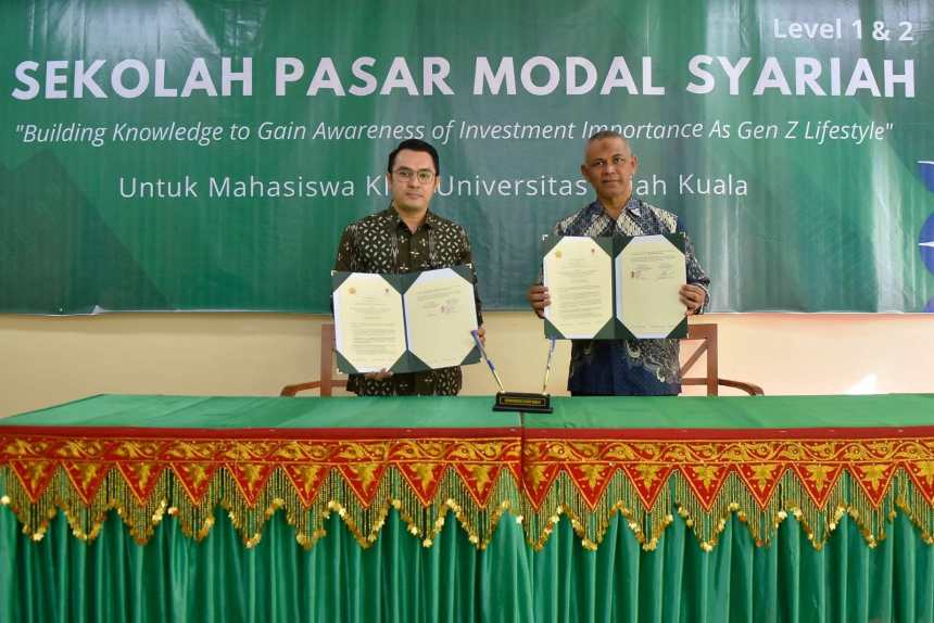 Wakil Rektor III USK Prof Mustanir dan Kepala BEI Aceh Thasrif Muhardi memperlihatkan naskah perjanjian kerja sama Sekolah Pasar Modal Syariah untuk mahasiswa yang ditandatangani di Gedung Flamboyan AAC Dayan Dawood, Darussalam, Sabtu (28/1)