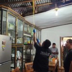 Unit Identifikasi Satreskrim Polres Bireuen dan Polsek Kota Juang saat melakukan olah TKP di lokasi gantung diri PNS Pemkab Bireuen, Ahad (29/1)