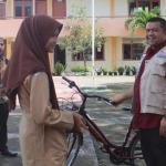 Intan, siswa kurang mampu di SMAN 15 Adidarma Banda Aceh menerima hadiah sepeda dari BFLF. Intan tiap hari jalan kaki satu jam ke sekolah