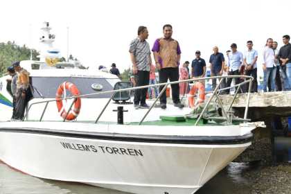 Pj Bupati Aceh Besar Muhammad Iswanto bersama Kepala BPKS Junaidi, melakukan peresmian kapal cepat baru milik BPKS, di Dermaga Lampuyang, Pulo Aceh, Ahad, (29/1)