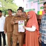 Pj Bupati Aceh Besar Muhammad Iswanto meluncurkan Kartu Tani Digital untuk kelompok tani di komplek Kantor Camat Blang Bintang, Senin sianh (30/1)