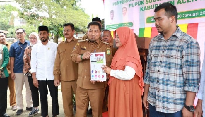 Pj Bupati Aceh Besar Muhammad Iswanto meluncurkan Kartu Tani Digital untuk kelompok tani di komplek Kantor Camat Blang Bintang, Senin sianh (30/1)
