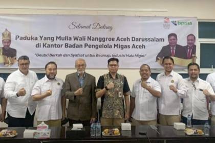 Kepala BPMA Teuku Mohammad Faisal bersama jajarannya menyambut kunjungan Wali Nanggroe Aceh Malik Mahmud Al Haythar, di kantor BPMA, Banda Aceh, Senin (30/1)