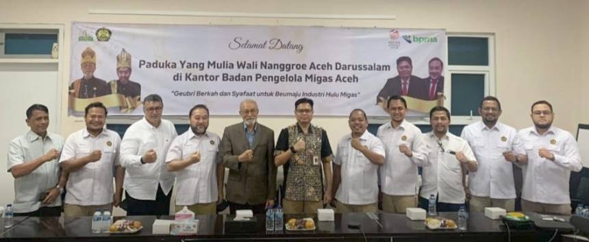 Kepala BPMA Teuku Mohammad Faisal bersama jajarannya menyambut kunjungan Wali Nanggroe Aceh Malik Mahmud Al Haythar, di kantor BPMA, Banda Aceh, Senin (30/1)
