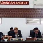 Pj Bupati Aceh Besar Muhammad Iswanto menghadiri Rapat Paripurna DPRK dengan agenda penetapan calon tetap dan calon cadangan anggota Badan Baitul Mal Aceh Besar periode 2023-2028 di Gedung DPRK Aceh Besar, Selasa (31/1)
