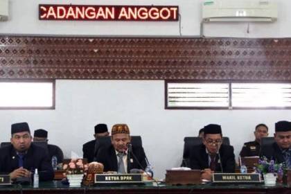Pj Bupati Aceh Besar Muhammad Iswanto menghadiri Rapat Paripurna DPRK dengan agenda penetapan calon tetap dan calon cadangan anggota Badan Baitul Mal Aceh Besar periode 2023-2028 di Gedung DPRK Aceh Besar, Selasa (31/1)