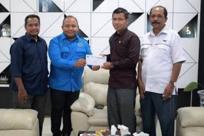 Ketua DPRK Banda Aceh Farid Nyak Umar saat menerima kunjungan pengurus PWI Aceh yang dipimpin di ruang kerjanya, Selasa (31/1)