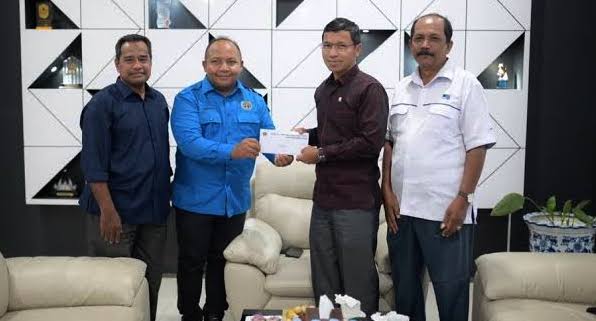 Ketua DPRK Banda Aceh Farid Nyak Umar saat menerima kunjungan pengurus PWI Aceh yang dipimpin di ruang kerjanya, Selasa (31/1)