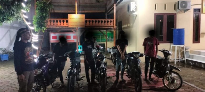 Personel Polsek Darul Imarah Wilayah Hukum Polresta Banda Aceh mengamankan tujuh remaja saat sedang balapan liar di Aceh Besar, Selasa dini hari (31/1)
