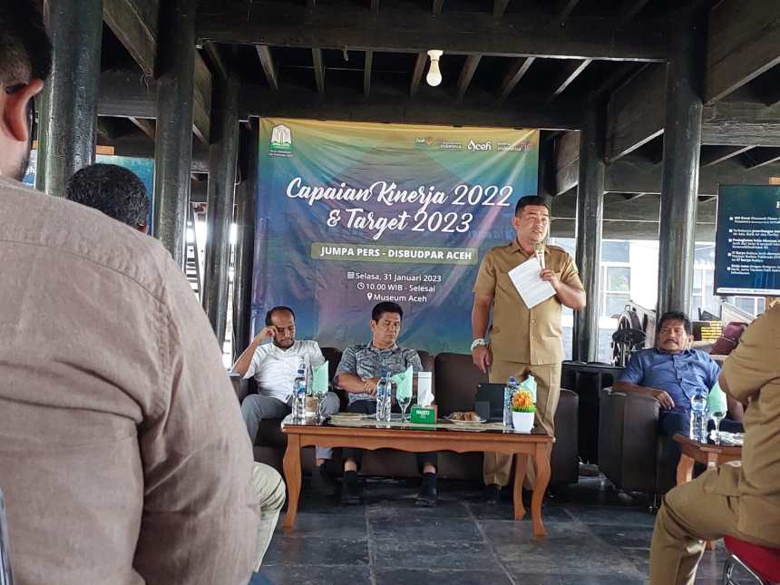 Kadisbudpar Aceh Almuniza Kamal memaparkan capaian kinerja 2022 dan target 2023 pada konferensi pers di Museum Aceh, Selasa (31/1)