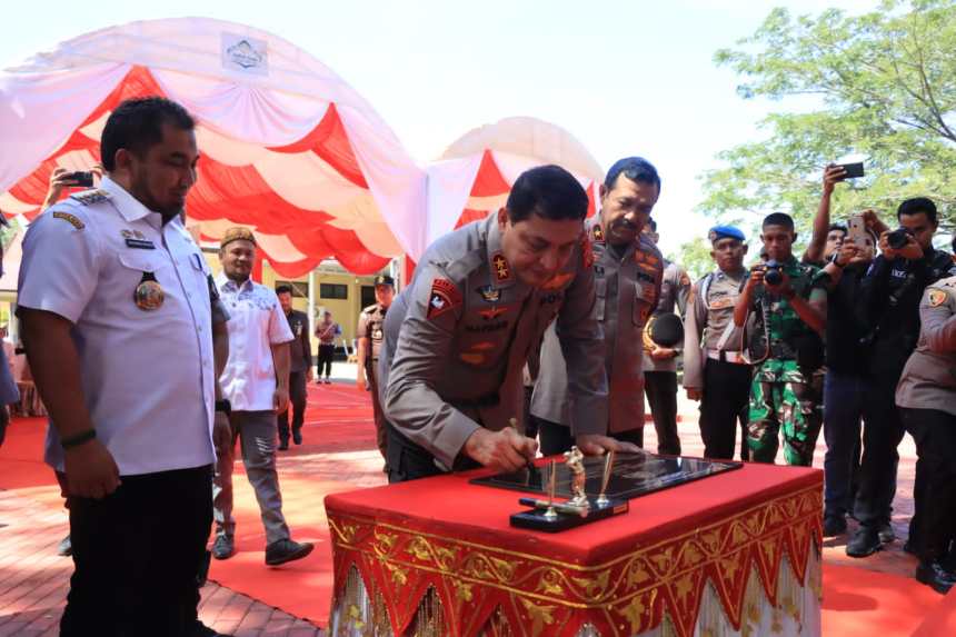 Kapolda Aceh Irjen Pol Ahmad Haydar didampingi Wakapolda Brigjen Pol Syamsul Bahri meresmikan gedung Adhi Pradana Polres Aceh Besar, Kota Jantho, Rabu (1/2/2023)