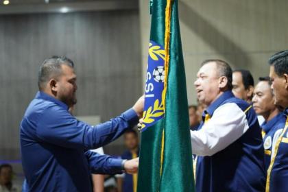 Wakil Ketua PSSI Aceh Irfansyah melantik pengurus Askot PSSI Banda Aceh periode 2022-2026 di Aula Mawardy Nurdin, Gedung A, Balai Kota Banda Aceh, Selasa malam (31/1)