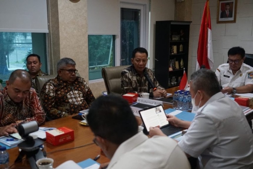 Pj Gubernur Aceh Achmad Marzuki didampingi Sekda Aceh Bustami Hamzah, Kepala Inspektorat Aceh Jamaluddin melaporkan pertanggungjawaban Triwulan II kepada Irjen Kemendagri Tomsi Tohir Balaw dan Sekjen Kemendagri Suhajar Diantoro di Ruang Rapat Irjen Kemendagri, Jakarta Rabu (1/2)