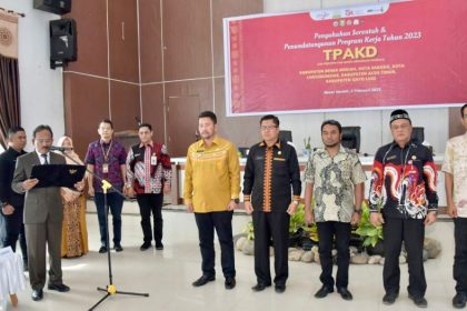 Plt Asisten II Setda Aceh Mawardi mengukuhkan Tim Percepatan Akses Keuangan Daerah (TPAKD) di 5 kabupaten/kota yaitu Bener Meriah, Lhokseumawe, Sabang, Aceh Timur dan Gayo Lues di Bener Meriah, Kamis (2/2)