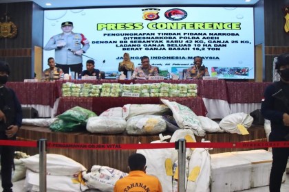 Kapolda Aceh Irjen Pol Ahmad Haydar memberikan keterangan pada konferensi pers pengungkapan narkotika di Aula Presisi Polda Aceh, Kamis (2/2)