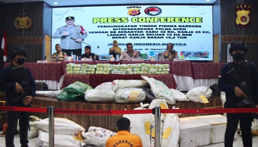 Kapolda Aceh Irjen Pol Ahmad Haydar memberikan keterangan pada konferensi pers pengungkapan narkotika di Aula Presisi Polda Aceh, Kamis (2/2)
