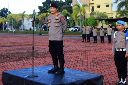 Dirsamapta Polda Aceh Kombes Pol Misbahul Munauwar saat memimpin apel pagi di Mapolda Aceh, Kamis (2/2)