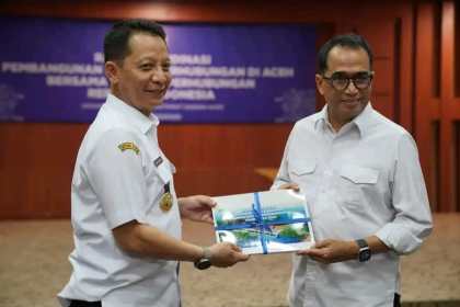 Pj Gubernur Aceh Achmad Marzuki menyerahkan usulan pembangunan sektor transportasi kepada Menhub Budi Karya Sumadi saat mengikuti Rapat Koordinasi Pembangunan Sektor Perhubungan di Aceh Jum'at (3/2) di Gedung Serbaguna Kantor Gubernur Aceh