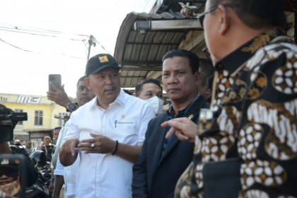 Anggota Komisi V DPR RI Irmawan dan Ruslan M Daud saat meninjau Simpang Tujuh Ulee Kareng Banda Aceh pada Kunjungan Kerja Spesifik Komisi V DPR RI ke Banda Aceh, Kamis (2/2/2022)