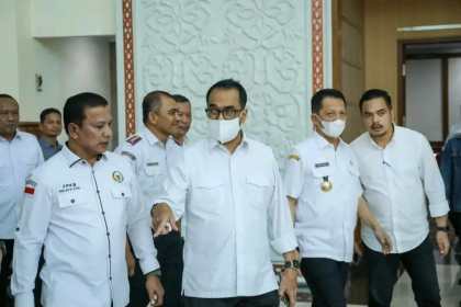Menhub Budi Karya Sumadi didampingi Pj Gubernur Aceh Achmad Marzuki dan Anggota DPR RI Ruslan M Daud saat tiba di Bandara SIM Blang Bintang, Aceh Besar, Jum'at (3/2)