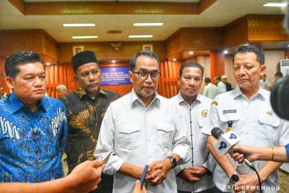Menteri Perhubungan Budi Karya Sumadi didampingi Pj Gubernur Aceh Achmad Marzuki memberikan keterangan pers di Kantor Gubernur Aceh, Jum'at (3/2)