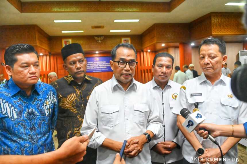 Menteri Perhubungan Budi Karya Sumadi didampingi Pj Gubernur Aceh Achmad Marzuki memberikan keterangan pers di Kantor Gubernur Aceh, Jum'at (3/2)