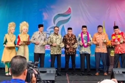 Asisten Pemerintahan dan Keistimewaan Setda Aceh M Jafar saat membuka kegiatan Future Language and Arts for Smart Students of High School atau FLASH INCALESCENE Tahun 2023, di SMAN Modal Bangsa, Aceh Besar, Sabtu (4/2)