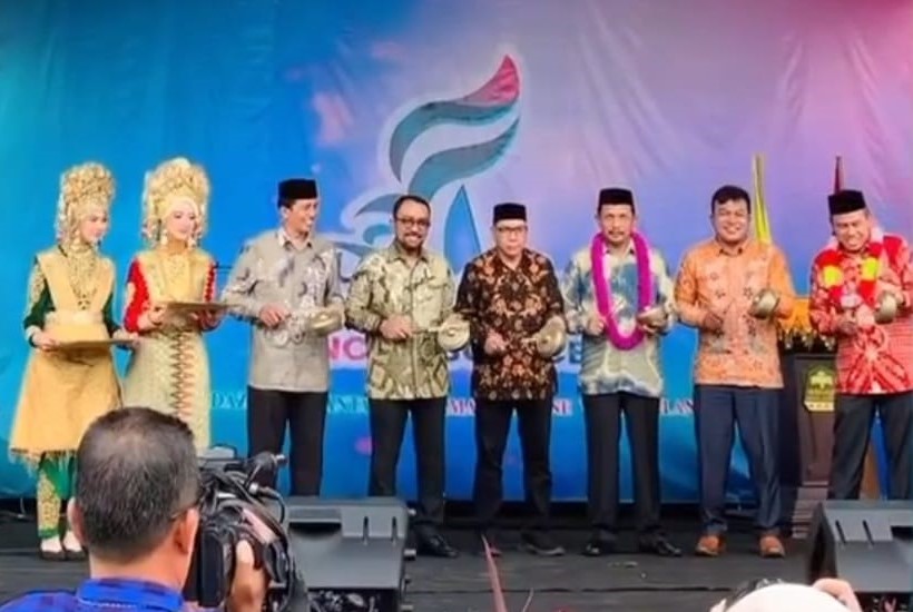 Asisten Pemerintahan dan Keistimewaan Setda Aceh M Jafar saat membuka kegiatan Future Language and Arts for Smart Students of High School atau FLASH INCALESCENE Tahun 2023, di SMAN Modal Bangsa, Aceh Besar, Sabtu (4/2)