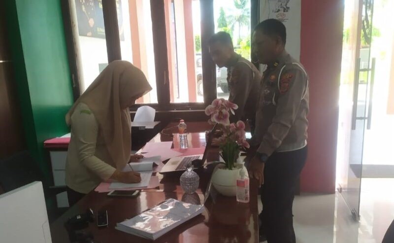 Satlantas Polres Pidie limpahkan berkas perkara kasus jecelakaan maut truk CPO timpa mobil Jazz ke Kajari Pidie.