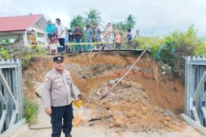 Jembatan bailey di Desa Matang Bangka, Kecamatan Jeunieb, Bireuen ambruk akibat longso