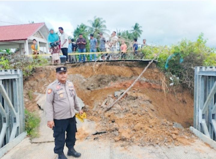 Jembatan bailey di Desa Matang Bangka, Kecamatan Jeunieb, Bireuen ambruk akibat longso