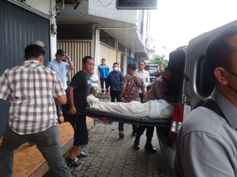 Petugas mengevakuasi jenazah korban dari dalam lokasi terapis spa di Jalan Kapten Muslim/Jalan Setia Luhur Medan, Senin (6/2)