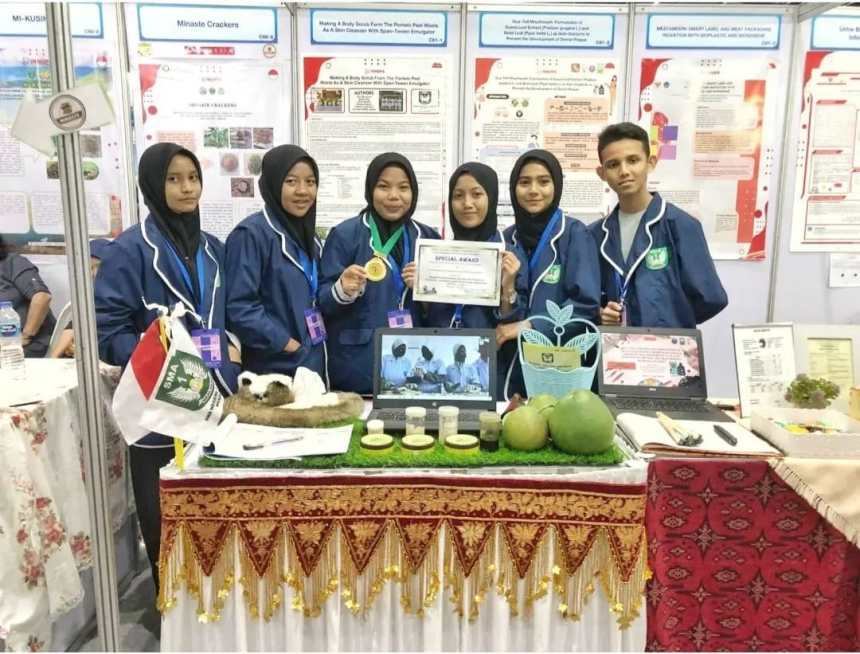 Boh Giri Body Scrub, nama sebuah lulur produk inovatif siswa SMA Negeri 1 Ingin Jaya Aceh Besar berhasil meraih Special Award pada event internasional di Bangkok, Thailand