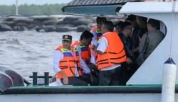 Menteri Perhubungan (Menhub) Budi Karya Sumadi meninjau lokasi pengerukan jalur masuk Pelabuhan Kuala Langsa, Rabu, 8 Februari 2023