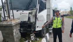 Satu unit mobil Mitsubishi dumptruck dan mobil Toyota Agya terlibat kecelakaan lalu lintas di jalan raya Simpang Tiga – Reje Guru, Kampung Blang Sentang, Kecamatan Bukit, Bener Meriah, Rabu (8/2)