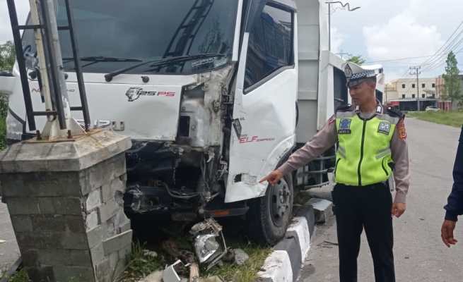 Satu unit mobil Mitsubishi dumptruck dan mobil Toyota Agya terlibat kecelakaan lalu lintas di jalan raya Simpang Tiga – Reje Guru, Kampung Blang Sentang, Kecamatan Bukit, Bener Meriah, Rabu (8/2)