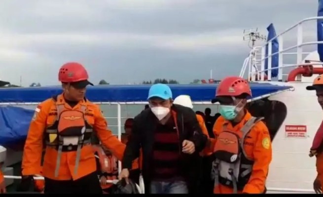 ABK kapal kargo MV. Shin Onoe saat dievakuasi Basarnas Banda Aceh di Perairan Selat Benggala, Rabu sore (8/2)