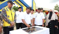 Sekda Aceh Besar Sulaimi mewakili Pj Bupati Aceh Besar meresmikan Tempat pengelolaan Sampah (TPS) 3R di Gampong Meunasah, Mesjid Raya, Rabu (8/2)