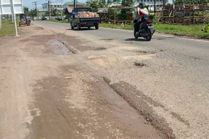 Jalan berlubang lintas Bakoy-Cot Irie, Kabupaten Aceh Besar bahayakan pengendara