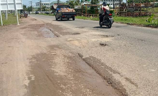 Jalan berlubang lintas Bakoy-Cot Irie, Kabupaten Aceh Besar bahayakan pengendara