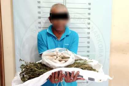 Personel Reskrim Polsek Delima Polres Pidie meringkus seorang kakek berinisial BS (60) karena kedapatan menyimpan 34 paket narkotika jenis ganja dalam bagasi sepeda motornya
