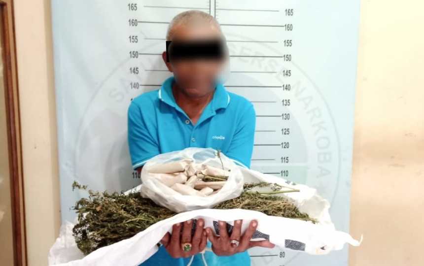 Personel Reskrim Polsek Delima Polres Pidie meringkus seorang kakek berinisial BS (60) karena kedapatan menyimpan 34 paket narkotika jenis ganja dalam bagasi sepeda motornya