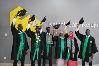6 wisudawan warga negara asing USK lulus dengan predikat Cumlaude. Mereka berasal dari Gambia, Palestina dan Senegal