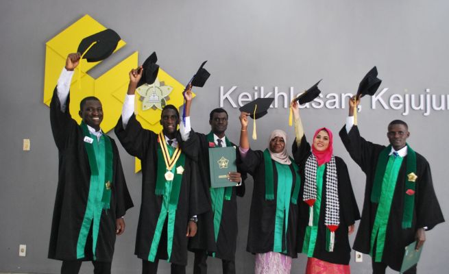 6 wisudawan warga negara asing USK lulus dengan predikat Cumlaude. Mereka berasal dari Gambia, Palestina dan Senegal