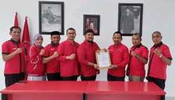 Ketua DPD PDIP Aceh menyerahkan SK penunjukan Fariz Reza Firmandez sebagai Kepala Badan Pemenangan Pemilu PDIP Aceh