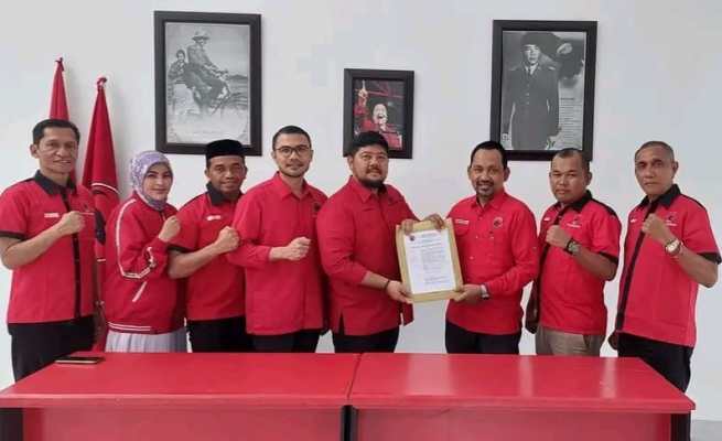 Ketua DPD PDIP Aceh menyerahkan SK penunjukan Fariz Reza Firmandez sebagai Kepala Badan Pemenangan Pemilu PDIP Aceh