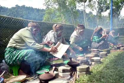 Masyarakat Gampong Aneuk Laot Kota Sabang terutama kaum ibu-ibu menggelar Festival 'Toet Apam' (bakar apam), Kamis (9/2)