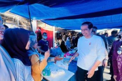 Presiden Joko Widodo mengecek harga-harga sejumlah komoditas di Pasar Batuphat Timur, Kota Lhokseumawe, Jum'at (10/2/2023)
