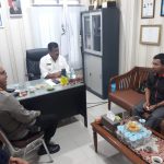 Ketua DPRK Banda Aceh Farid Nyak Umar mengunjungi Gampong Lampulo, Rabu (8/2/2023), diterima oleh Keuchik Lampulo Alta Zaini di ruang kerjanya